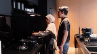 Tepat di bagian depan kompor tanam, ada area cuci piring dan meja berukuran besar untuk menyiapkan maupun menyajikan makanan. Di bawahnya ada oven yang digunakan Natasha untuk memanggang kue. Foto: YouTube/Desta Natasha Family