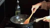 Wajan berbahan keramik yang tebal menjadi pilihan Natasha Rizky untuk peralatan memasaknya. Dipadukan dengan spatula kayu, Natasha menjaga agar lapisan wajannya tak cepat terkikis. Foto: YouTube/Desta Natasha Family