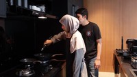 Saat masak, sesekali Natasha Rizky juga dibantu oleh suaminya yaitu Desta Mahendra. Keduanya tampil kompak dan lucu saat memamerkan kebersamaan di dapur. Foto: YouTube/Desta Natasha Family