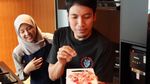 10 Potret Dapur Rumah Desta dan Natasha Rizky yang Serba Hitam