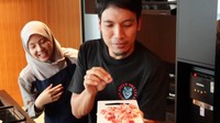 Setelah menikah dengan Desta Mahendra, Natasha Rizky lebih banyak menghabiskan waktu mengurus keluarganya di rumah. Dapur menjadi salah satu tempat yang paling sering dikunjunginya di rumah. Foto: YouTube/Desta Natasha Family