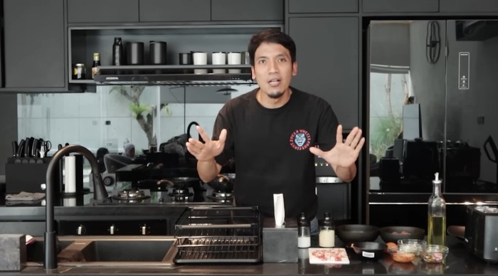 10 Potret Dapur Rumah Desta dan Natasha Rizky yang Serba Hitam