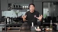 Keluarga Desta Mahendra dan Natasha Rizky menempati sebuah rumah berukuran cukup besar dengan konsep yang unik. Jika kebanyakan selebriti memiliki rumah yang cerah dan elegan, rumah ini didesain lebih gelap. Foto: YouTube/Desta Natasha Family