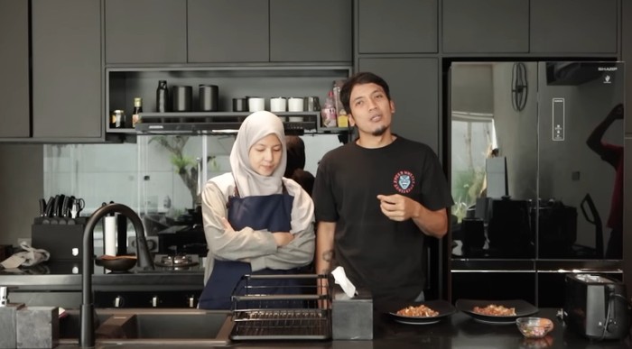 Dapur Desta dan Natasha Rizky 10 Potret Dapur Rumah Desta dan Natasha Rizky yang Serba Hitam