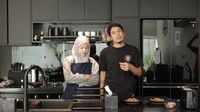 Dapur keluarga Desta dan Natasha ini di desain padu dengan rak-rak yang ada di atas bagian kompornya. Berbagai bumbu dapur bisa disimpan di atas kompor sehingga tak perlu repot mencari bumbu saat memasak. Foto: YouTube/Desta Natasha Family