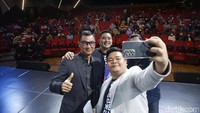 Menurut Darmawan, saat ini PLN Mobile ratingnya 4,9 dari rating maksimalnya 5,0. Sedangkan jumlah orang yang mendowload kini sudah mencapai 30 juta dari yang semula hanya 500.000 saja atau naik 200.000 per harinya.