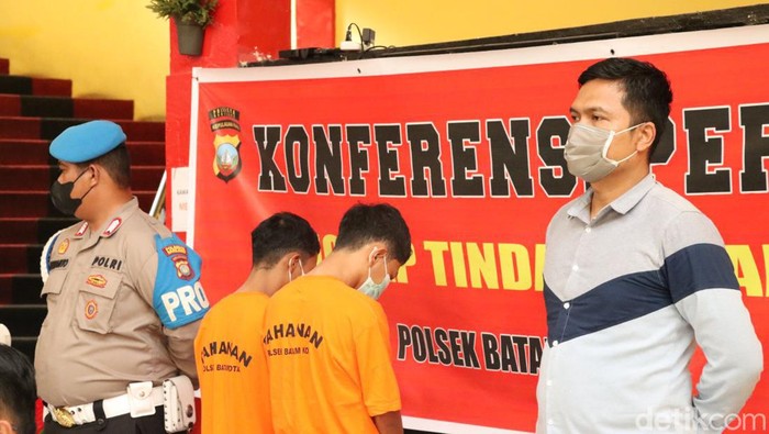 Dua remaja di Batam ditangkap karena mencuri motor.