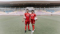 Dalam foto tersebut, keduanya berpose di Stadion Manahan Solo. Foto: (dok. Instagram @erinagudono dan @kaesangp)