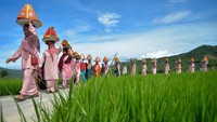 Ibu-ibu menjunjung jamba (makanan) saat mengikuti arak-arakan, pada Festival Galundi Singkarak di Nagari Batu Taba, Kabupaten Tanah Datar, Sumatera Barat, Sabtu (29/10/2022).
