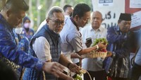 Dalam kunjungan tersebut, Mendag Zulhas didampingi Wakil Bupati Malang Didik Gatot Subroto. Mendag Zulhas turut menaburkan bunga serta mendoakan arwah para korban yang berada di pintu 13 stadion Kanjuruhan