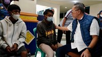 Mendag Zulhas datang ke Stadion Kanjuruhan disambut dua orang korban Tragedi Kanjuruhan.  Mendag Zulhas  juga sempat memberikan tali asih berupa uang tunai pada dua orang tua korban.