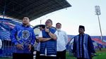 Foto-foto Zulhas Tabur Bunga di Stadion Kanjuruhan