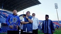 Selain ke pintu 13 stadion Kanjuruhan, Mendag Zulhas pun masuk ke dalam stadion untuk melihat kondisi tribun penonton.