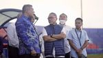 Foto-foto Zulhas Tabur Bunga di Stadion Kanjuruhan