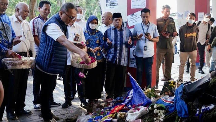 Menteri Perdagangan (Mendag) Zulkifli Hasan menyempatkan diri mendatangi stadion Kanjuruhan, Malang, Jawa Timur, pada Jumat, (28/10/2022).