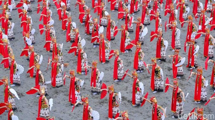 Pertunjukan tari kolosal Gandrung Sewu Banyuwangi menuai decak kagum ribuan penonton, yang memadati Pantai Marina Boom Banyuwangi, Sabtu (29/10/2022).