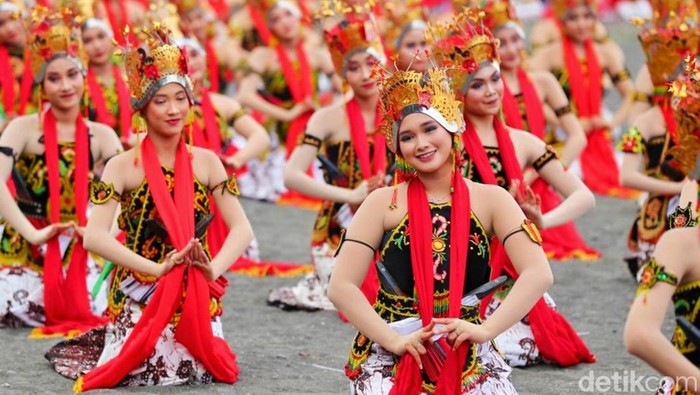 Pertunjukan tari kolosal Gandrung Sewu Banyuwangi menuai decak kagum ribuan penonton, yang memadati Pantai Marina Boom Banyuwangi, Sabtu (29/10/2022).