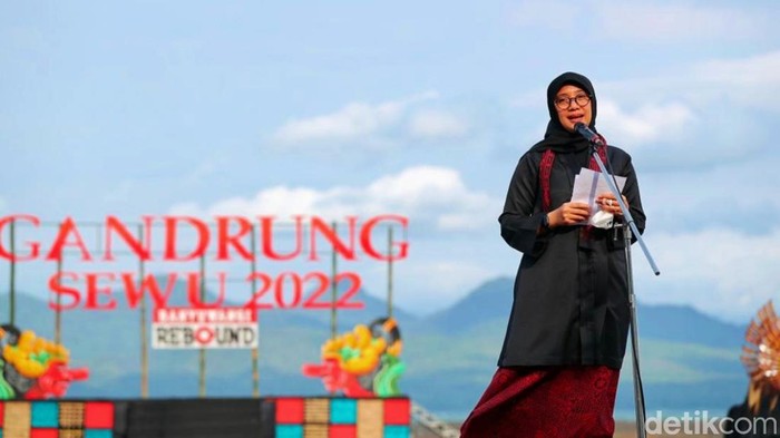 Pertunjukan tari kolosal Gandrung Sewu Banyuwangi menuai decak kagum ribuan penonton, yang memadati Pantai Marina Boom Banyuwangi, Sabtu (29/10/2022).