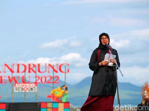 Pertunjukan tari kolosal Gandrung Sewu Banyuwangi menuai decak kagum ribuan penonton, yang memadati Pantai Marina Boom Banyuwangi, Sabtu (29/10/2022).