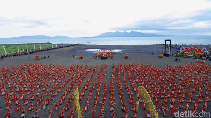 Pertunjukan tari kolosal Gandrung Sewu Banyuwangi menuai decak kagum ribuan penonton, yang memadati Pantai Marina Boom Banyuwangi, Sabtu (29/10/2022).