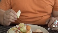 Bahkan meski ia tak terlalu suka rasa rujak yang asam pedas, Reza tetap menyantapnya dengan lahap. Foto: Instagram @rezapaten89