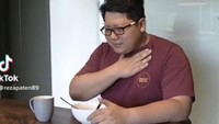 Ia juga pernah nih buat video lucu, pura-pura keselek usai makan karena tidak diingatkan untuk minum oleh Ayang. Foto: Instagram @rezapaten89