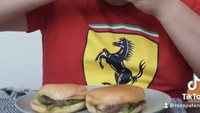 Dengan lahap, tampak Reza menghabiskan 3 porsi burger sapi sekaligus dengan tak sabaran. Foto: Instagram @rezapaten89