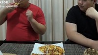 Buat konten makan yang unik, Reza tampilkan keahlian makan pizzanya dalam waktu singkat. Foto: Instagram @rezapaten89