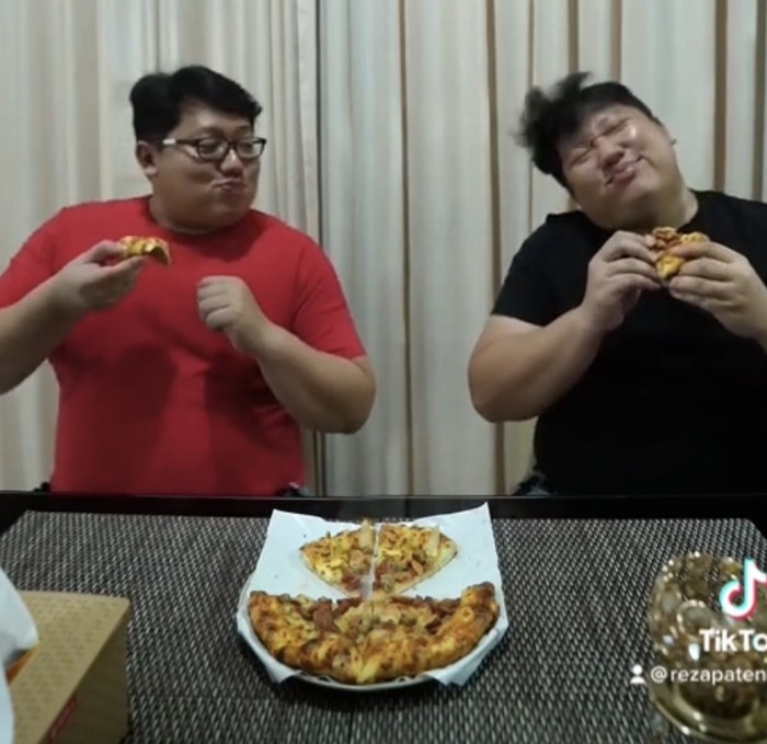 Gaya Reza Paten, Crazy Rich Surabaya Saat Minum Jus Bareng Taqy Malik Gaya Reza Paten, Crazy Rich Surabaya Saat Minum Jus Bareng Taqy Malik