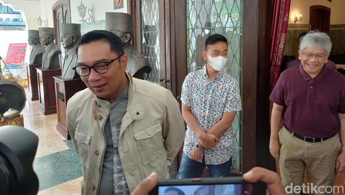 Gubernur Jawa Barat, Ridwan Kamil bertemu Wali Kota Solo, Gibran Rakabuming Raka di Lodji Gandrung, Solo, Sabtu (29/10/2022).