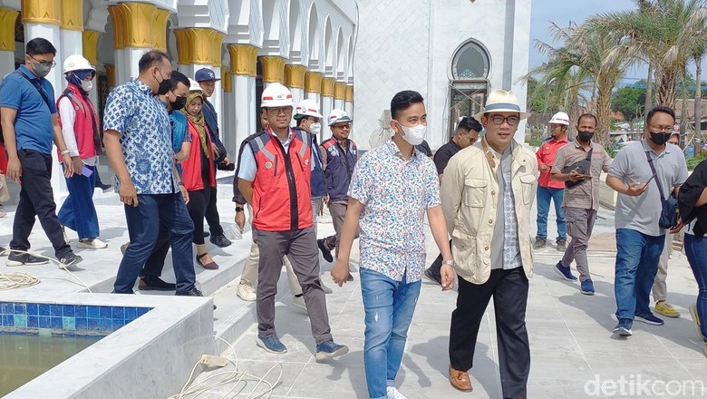 Gubernur Jawa Barat, Ridwan Kamil meninjau pembangunan masjid Sheikh Al Zayed di Gilingan, Kecamatan Banjarsari, Solo. RK didampingi Gibran Rakabuming, Sabtu (29/10/2022)
