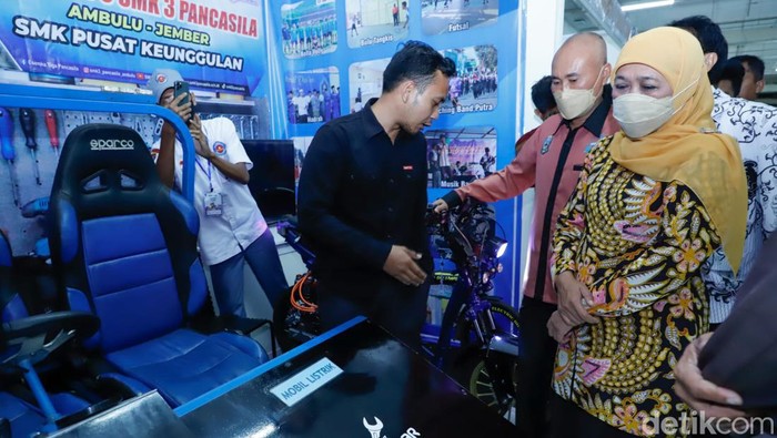Gubernur Khofifah meninjau karya inovasi siswa SMK