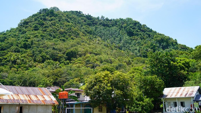 Gunung di Pulau Burungloe, Pulau Sembilan Sinjai