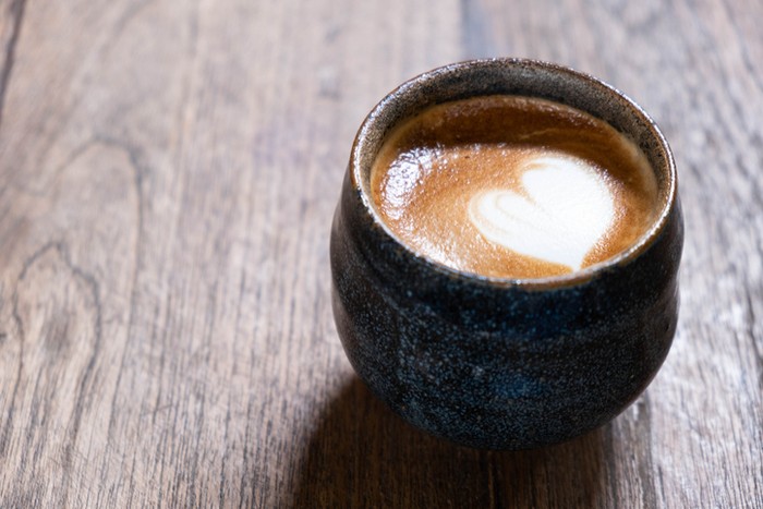 https://perfectdailygrind.com/2018/11/how-your-coffee-cup-makes-your-coffee-taste-better-or-worse/