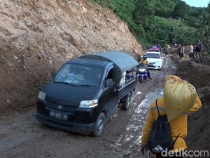 Jalan Trans Sulawesi di Majene 2 Hari Lumpuh karena Longsor Mulai Terbuka