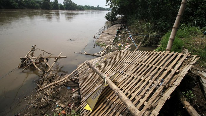 JEMBATAN RUSAK DITERJANG ARUS SUNGAI Kondisi jembatan yang rusak akibat diterjang aliran sungai di Desa Candiharjo, Kecamatan Ngoro, Kabupaten Mojokerto, Jawa Timur, Sabtu (29/10/2022). Rusaknya jembatan kayu sepanjang 200 meter yang menghubungkan antara desa di Mojokerto dan Sidoarjo tersebut menyebabkan mobilitas warga di kawasan itu terhambat dan terpaksa memutar sejauh 10 km. ANTARA FOTO/Umarul Faruq/foc.