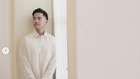 Ia membubuhkan caption: Bersama dan beriringan. Foto: dok Instagram Erinagudono @davidsalimphotography