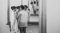 Beda konsep, foto tersebut memperlihatkan keduanya mengenakan setelan rapi. Foto: dok Instagram Erinagudono @davidsalimphotography