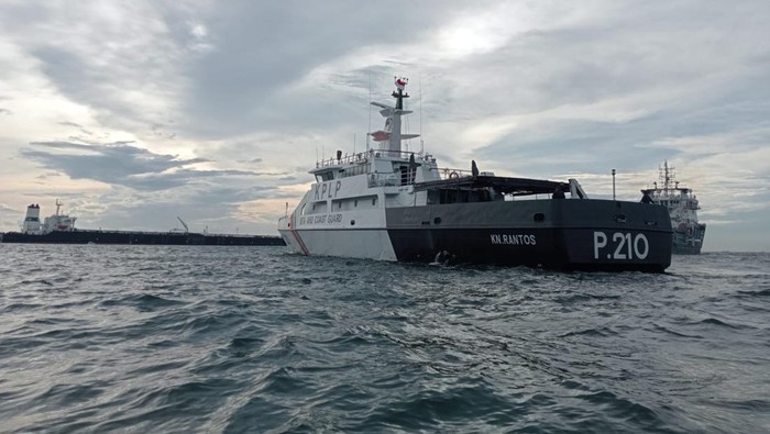 Kapal Tanker MT Young Yong yang mengangkut minyak kandas di Selat Singapura, Batam. Evakuasi dilakukan hati-hati kerena kapal itu berada di jalur pipa gas Singapura.