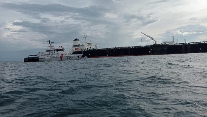 Kapal Tanker MT Young Yong yang mengangkut minyak kandas di Selat Singapura, Batam. Evakuasi dilakukan hati-hati kerena kapal itu berada di jalur pipa gas Singapura.