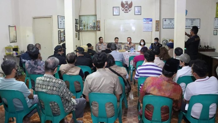 Kapolres Metro Jakarta Barat Kombes Pasma Royce bertemu warga di Jelambar, Jakarta Barat (dok.istimewa)
