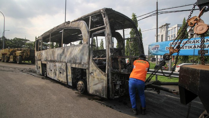 Kebakaran bus terjadi di Tol Surabaya pada Jumat (28/10/2022). Bus tersebut berisi rombongan Universitas Mataram yang sedang dalam perjalanan menuju Lombok.