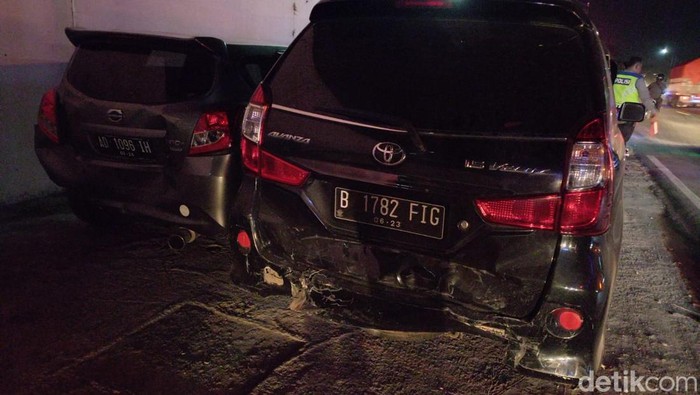 Kecelakaan beruntun empat mobil dan satu motor di Jalan Solo-Jogja, depan SPBU Tempel, Kecamatan Gatak, Kabupaten Sukoharjo, Sabtu (29/10/2022) sekira pukul 18.15 WIB.
