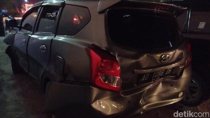 Kecelakaan beruntun empat mobil dan satu motor di Jalan Solo-Jogja, depan SPBU Tempel, Kecamatan Gatak, Kabupaten Sukoharjo, Sabtu (29/10/2022) sekira pukul 18.15 WIB.