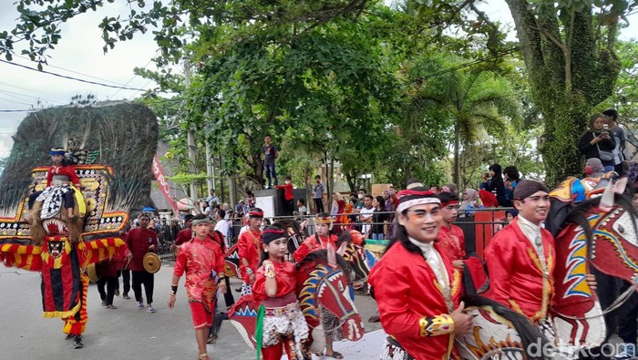 Kemeriahan di Karnaval Budaya Milangkala Pangandaran ke-10