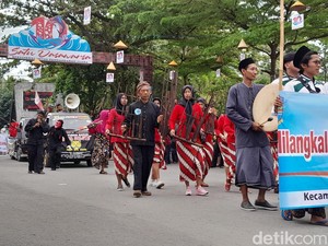Meriahnya Adu Kreasi Warga di Karnaval Budaya Milangkala Pangandaran ke-10