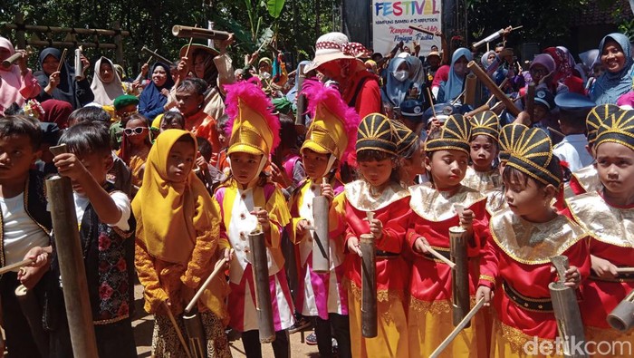 Kemeriahan Festival Kampung Bambu di Majalengka.
