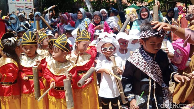 Kemeriahan Festival Kampung Bambu di Majalengka.