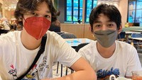 Kenzy Taulany juga tergabung dalam band bersama sang kakak Ardio Taulany. Kekompakkan keduanya terlihat saat makan kue matcha di kafe ini. Foto: Instagtam @kenzy_taulany_