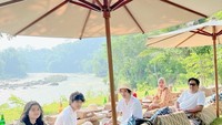 Terakhir ada keseruan Kenzy Taulany dan keluarga saat liburan di Yogyakarta. Mereka menikmati piknik dengan pemandangan candi. Foto: Instagtam @kenzy_taulany_